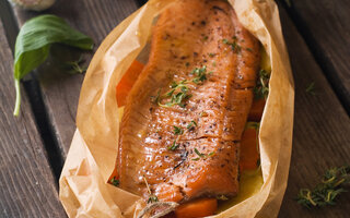 Salmão ao molho de shoyu assado no papilote