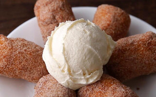 Banana frita recheada com doce de leite