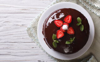 Bolo de Brigadeiro com Morangos