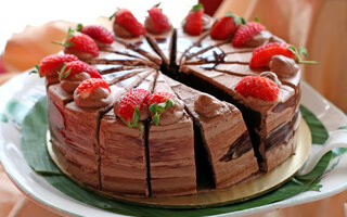 Bolo de Chocolate com Recheio de Morango