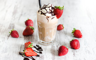 Milk-shake de morango com biscoito de chocolate