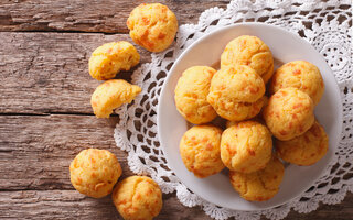 Pão de queijo recheado com cheddar