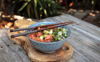 Poke refrescante de salmão