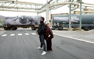 Agnes_Varda_et_JR_devant_le_train_avec_le_collage_de_l_oeil_d_Agnes_Varda-VISAGES-VILLAGES_c_Agnes_Varda-JR-Cine-Tamaris-Social_Animals_2016_01.jpg