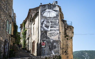 Visages villages - Bonnieux - femme ombrelle collage Visages villages©Agnès Varda-JR-Ciné-Tamaris, Social Animals 2016.jpg