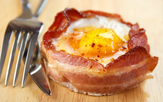 Cestinhas de ovos e bacon
