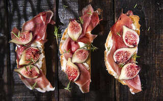 Bruschetta com Brie, Presunto e Geleia de Figo
