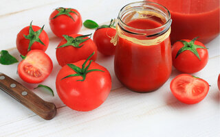 Máscara de tomate contra acne, espinhas e manchas