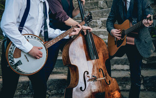 1) Dançar ao som do folk da banda O Bardo e o Banjo