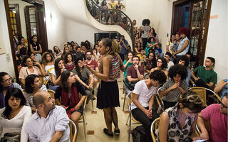 7)  Participar da programação cultural feminista em cartaz na Casa das Rosas
