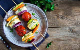 ESPETINHO VEGETARIANO COM QUEIJO COALHO