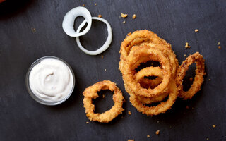 ONION RINGS COM BACON E MOLHO DE ALHO