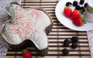 COLOMBA DE CHOCOLATE BRANCO COM FRUTAS VERMELHAS