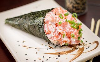 Temaki de salmão com cream cheese e cebolinha