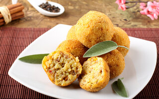 BOLINHO DE ARROZ COM CARNE SECA E QUEIJO