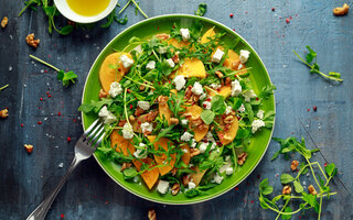 SALADA VERDE COM CAQUI