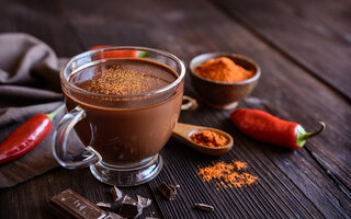 CHOCOLATE QUENTE COM ESPECIARIAS & PIMENTA