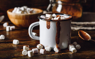 CHOCOLATE QUENTE COM MARSHMALLOWS