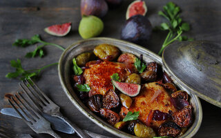 Frango com farofa de frutas e chutney de figo