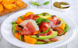 Salada com presunto, manga e abacate
