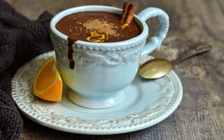 Chocolate Quente com Rum e Lascas de Laranja