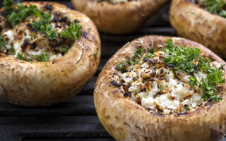 Cogumelos recheados com queijo gorgonzola