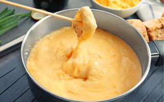 Fondue de cerveja e queijo cheddar