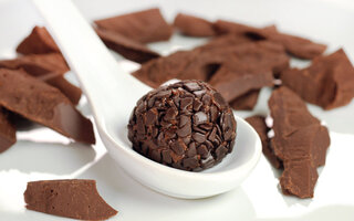 Brigadeiro recheado de bolo de cenoura