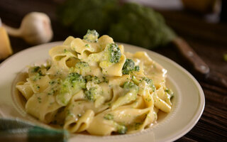 Molho de gorgonzola com brócolis