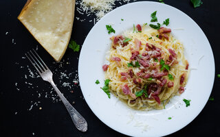 Molho de carbonara com presunto