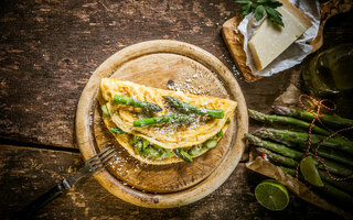 Omelete de aspargos e cogumelos