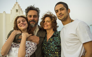 onde nascem os fortes Pedro (Alexandre Nero ), Aurora ( Lara Tremouroux ), Rosinete ( Debora Bloch ) e Hermano ( Gabriel Leone ) Crédito Globo Estevam Avellar.jpg