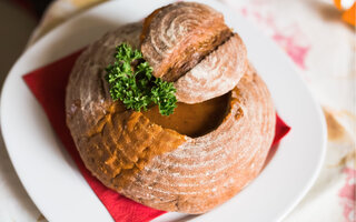 Caldo de feijão no pão italiano