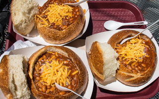 Chili com carne no pão italiano