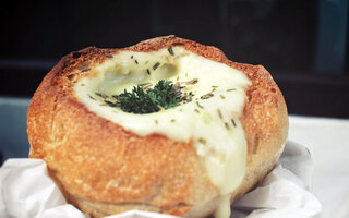 Fondue de queijo dentro do pão italiano