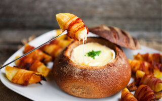 Fondue de queijo Camembert dentro do pão italiano