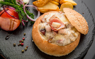 Filé ao molho gorgonzola no pão italiano