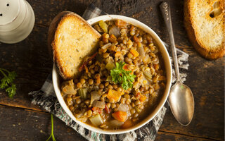 Sopa de batata-doce com lentilha