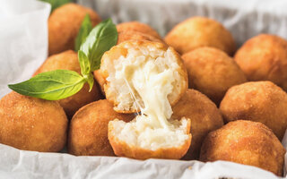 Bolinho de arroz cremoso recheado com queijo