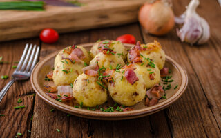 Bolinho de batata com bacon recheado com queijo