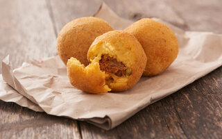 Bolinho de mandioca recheado com carne seca