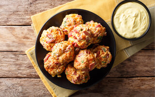 Bolinho de chuva salgado com linguiça