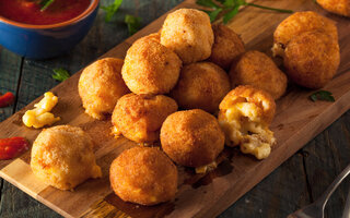 Bolinho recheado de mac and cheese (macarrão com queijo)