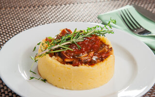 Polenta cremosa com funghi ao vinho tinto