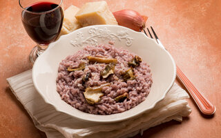 Risoto de funghi secchi com vinho tinto