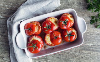 Tomates recheados com queijo e requeijão