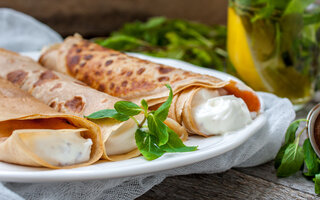 Panqueca com queijo e requeijão