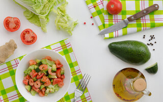 Salada de abacate com camarão