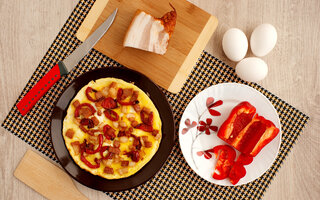 Omelete de bacon e pimentão
