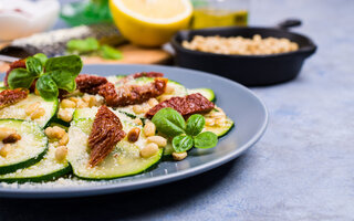 Salada de pepino, trigo, amendoim e tomate seco